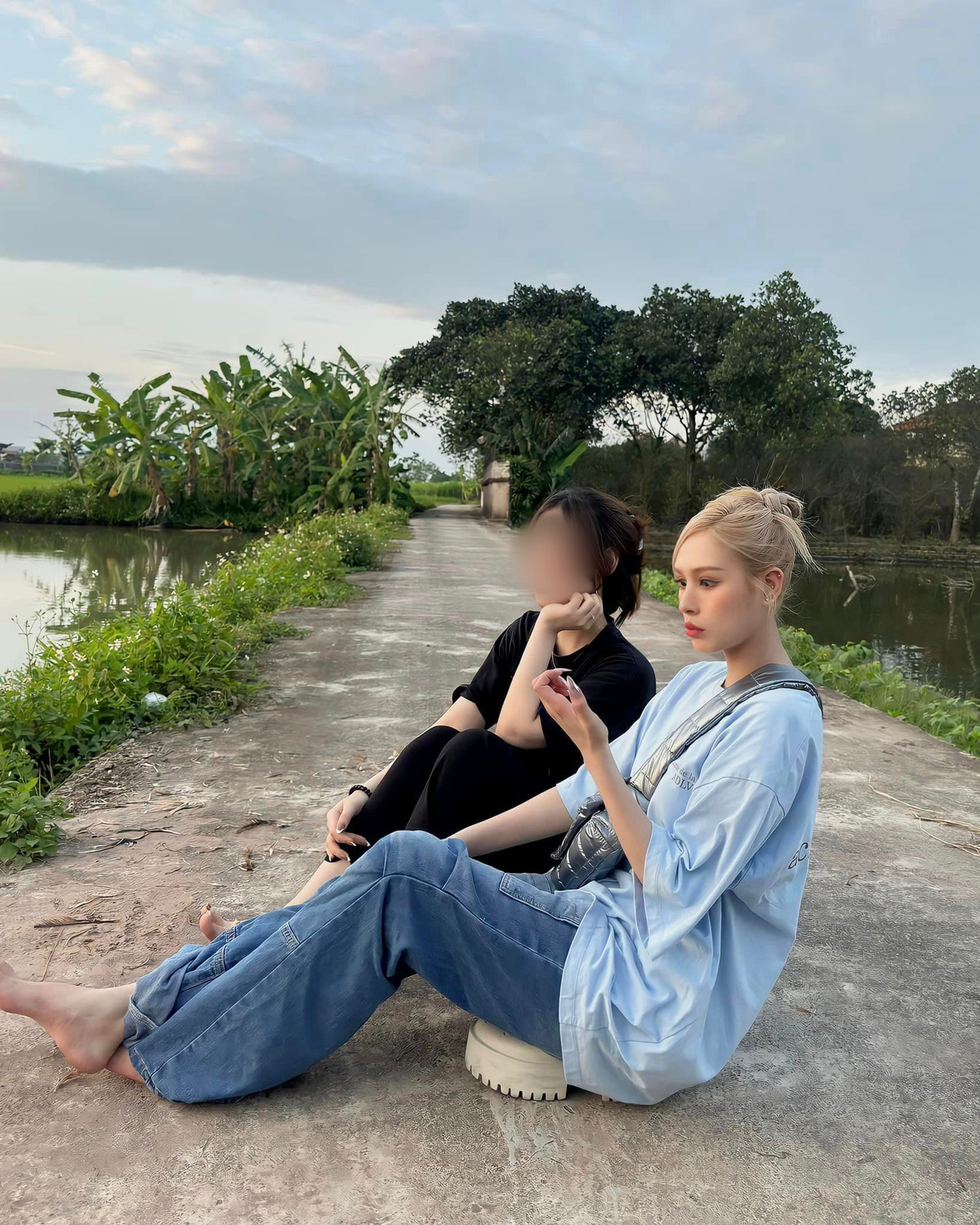 Khác với phong cách lên đồ "cháy phố" thường ngày, mỗi khi về quê, Xoài Non chỉ diện quần jean áo thun đơn giản.