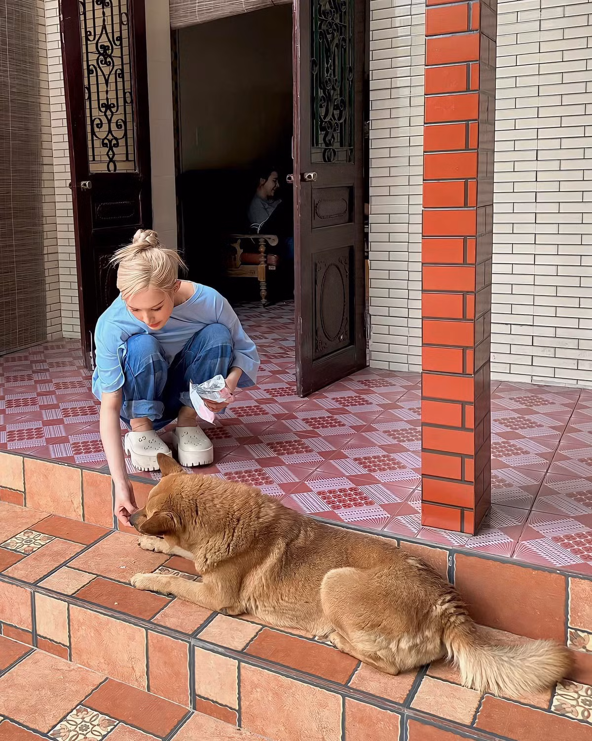 Hình ảnh bình dị của Xoài Non khiến fan mê mẩn vì xinh tựa búp bê. Ảnh: FBNV