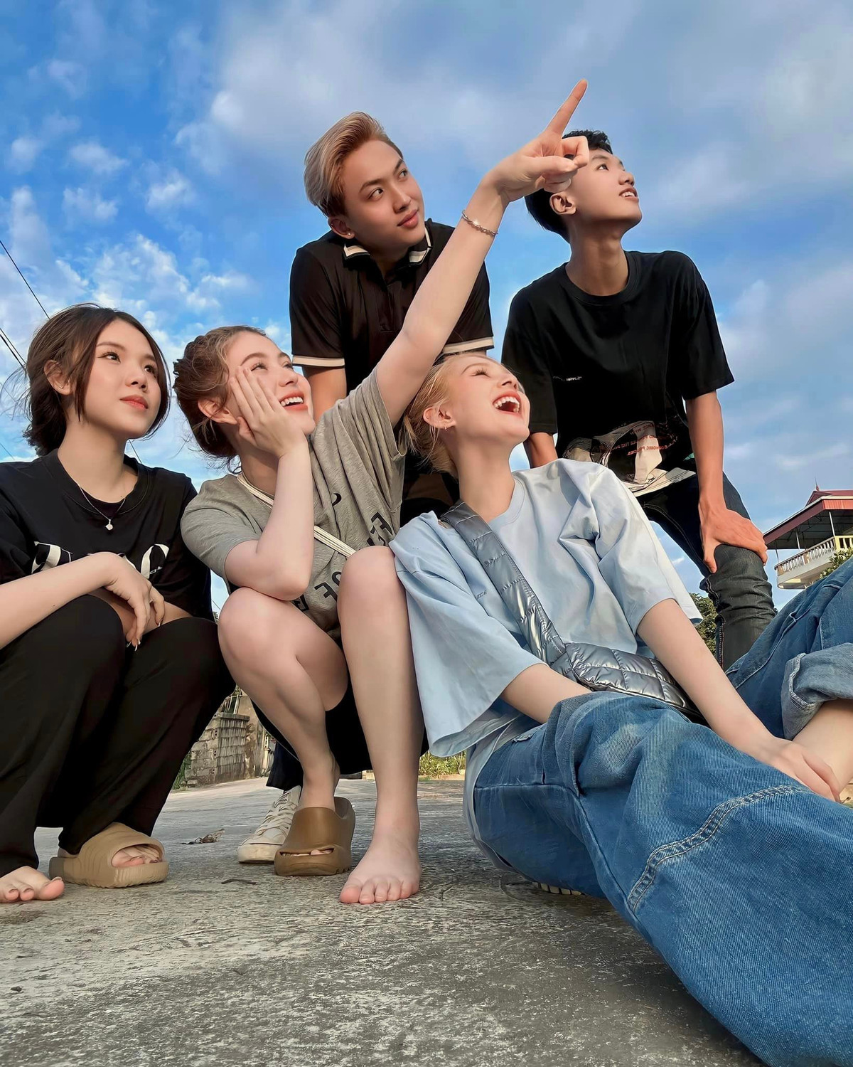 Mỗi lần về quê, cô nàng đều ăn mặc giản dị, không ngại trải nghiệm các hoạt động với anh em.