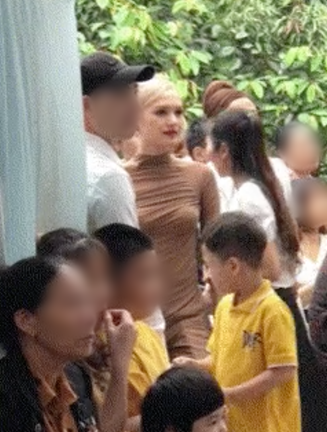 Khoảnh khắc gái xinh Sài thành diện trang phục kín đáo nhận được mưa lời khen từ cư dân mạng.