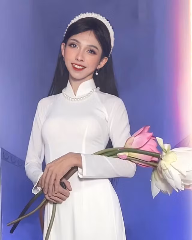 Anh chàng hot TikToker gốc Trà Vinh nhận được sự quan tâm từ những ngày đầu tham gia vào nền tảng mạng xã hội này qua những video makeup “biến hình” ảo diệu khiến người xem phải trầm trồ.