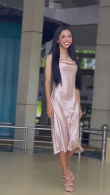 Không ít netizen bày tỏ sự phẫn nộ với cách lựa chọn trang phục của Võ Thành Ý tại nơi trang nghiêm này.