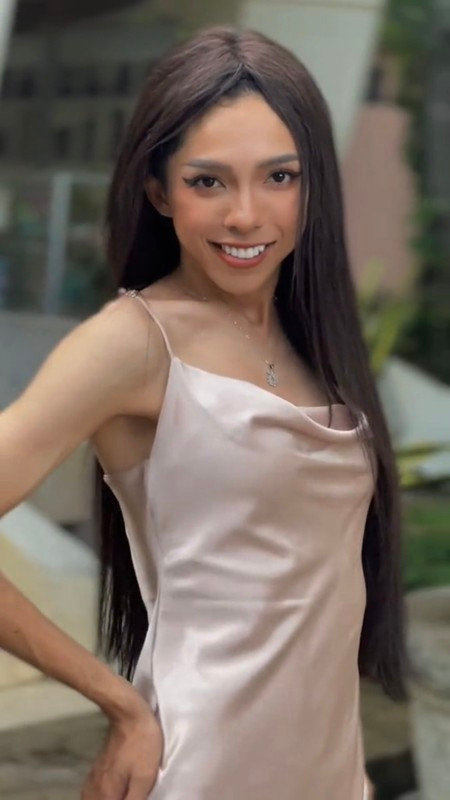 Trước đó Võ Thành Ý bị ném đá vì mặc váy 2 dây catwalk nơi tôn nghiêm, bị chê không xứng thi Hoa hậu. Cụ thể anh chàng đăng tải đoạn clip tập luyện catwalk để chuẩn bị cho cuộc thi nhưng lại bị "ném đá".