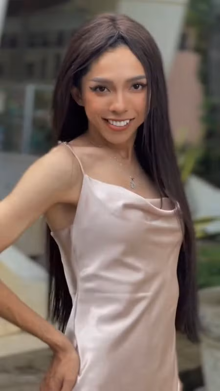 Trước đó Võ Thành Ý bị ném đá vì mặc váy 2 dây catwalk nơi tôn nghiêm, bị chê không xứng thi Hoa hậu. Cụ thể anh chàng đăng tải đoạn clip tập luyện catwalk để chuẩn bị cho cuộc thi nhưng lại bị "ném đá".