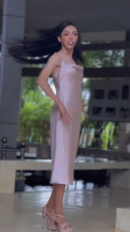 Nơi Võ Thành Ý lựa chọn tập luyện là trước Đền thờ Bác Hồ tại Trà Vinh. Vậy nên việc ăn mặc gợi cảm đi lại tại đây khiến netizen không bằng lòng.