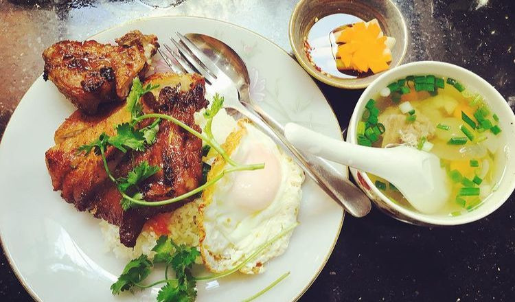 Cơm tấm Nguyễn Văn Cừ được xem là một trong những quán cơm tấm đắt nhất Sài Gòn nhưng vẫn là điểm đến được nhiều thực khách lựa chọn. Thịt sườn luôn được nướng trước cửa quán, khách ăn tới đâu nướng tới đó nên luôn giữ được độ ấm nóng, mềm và tươi ngon. Địa chỉ: 74 Nguyễn Văn Cừ, Quận 1. Ảnh digifood.vn