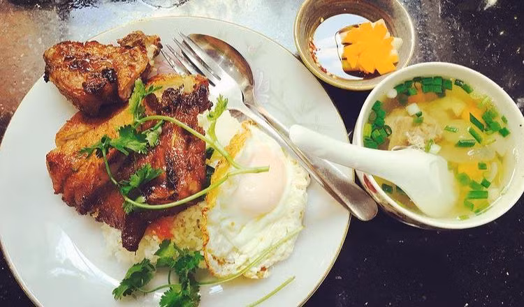 Cơm tấm Nguyễn Văn Cừ được xem là một trong những quán cơm tấm đắt nhất Sài Gòn nhưng vẫn là điểm đến được nhiều thực khách lựa chọn. Thịt sườn luôn được nướng trước cửa quán, khách ăn tới đâu nướng tới đó nên luôn giữ được độ ấm nóng, mềm và tươi ngon. Địa chỉ: 74 Nguyễn Văn Cừ, Quận 1. Ảnh digifood.vn