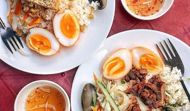 Cơm tấm trứng kho lòng đào Bà Năm có tuổi đời hơn 30 năm là điểm ăn uống quen thuộc của những người yêu thích cơm tấm ngon Sài Gòn. Điểm đặc biệt của quán nằm ở món trứng lòng đào béo ngậy, vàng óng cực kỳ hấp dẫn. Địa chỉ: 34 Tân Canh, P.1, Q. Tân Bình. Ảnh: riviu.com