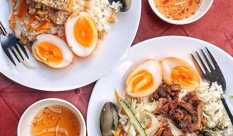 Cơm tấm trứng kho lòng đào Bà Năm có tuổi đời hơn 30 năm là điểm ăn uống quen thuộc của những người yêu thích cơm tấm ngon Sài Gòn. Điểm đặc biệt của quán nằm ở món trứng lòng đào béo ngậy, vàng óng cực kỳ hấp dẫn. Địa chỉ: 34 Tân Canh, P.1, Q. Tân Bình. Ảnh: riviu.com