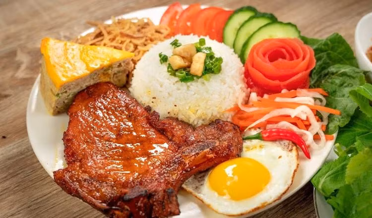 Cơm tấm Tài từ lâu đã chiếm một vị trí trong lòng người dân Sài Thành kể cả những vị thực khách khó tính nhất bởi kích thước cũng như hương vị thơm ngon độc đáo của thịt sườn. Cơm ở đây được nấu chín kỹ, đi kèm với miếng sườn “siêu to khổng lồ”. Địa chỉ: 1 Nguyễn An Ninh, P. 14, Quận Bình Thạnh. Ảnh vinpearl.com