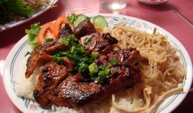 Được coi là một phần của “văn hóa Sài Gòn” nên các quán cơm tấm ở đây xuất hiện khá nhiều. Một trong những địa chỉ đáng đến là Cơm sườn Ba Cường. Miếng sườn cốt lết được tẩm ướp gia vị vừa đủ, nướng cháy sém nhẹ nhưng vẫn giữ được độ mềm. Địa chỉ: 263 Trần Quang Khải, Tân Định, Quận 1. Ảnh: blogspot.com