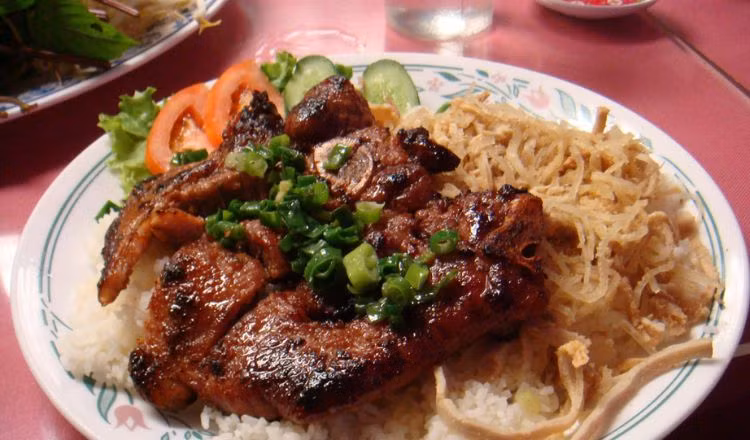 Được coi là một phần của “văn hóa Sài Gòn” nên các quán cơm tấm ở đây xuất hiện khá nhiều. Một trong những địa chỉ đáng đến là Cơm sườn Ba Cường. Miếng sườn cốt lết được tẩm ướp gia vị vừa đủ, nướng cháy sém nhẹ nhưng vẫn giữ được độ mềm. Địa chỉ: 263 Trần Quang Khải, Tân Định, Quận 1. Ảnh: blogspot.com