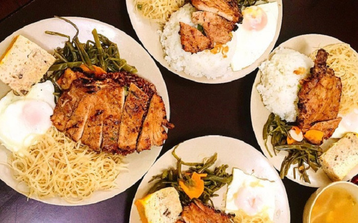 Tại Hà Nội, quán cơm tấm ngon phải kể đến quán cơm tấm 36, địa chỉ số 11 Phùng Hưng, Hoàn Kiếm. Gạo tấm ở quán rất được yêu thích vì có độ dẻo, không hề bị khô. Ảnh: @Foody