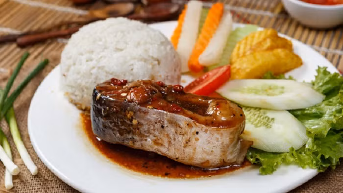 Quán cơm tấm ở Hà Nội nổi tiếng có thể nhắc đến là quán Phương Anh, địa chỉ 119A6 Trần Huy Liệu, Giảng Võ, Quận Ba Đình. Đĩa cơm tấm thơm ngon và đẹp mắt chuẩn hương vị Sài Gòn xưa cùng với món nước chấm chua, cay, ngọt, mặn được pha theo công thức riêng tạo nên bữa ăn hoàn hảo cho thực khách. Ảnh: @Clingme