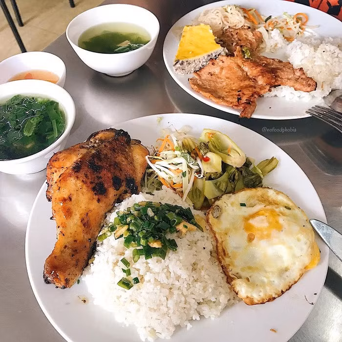 Quán cơm tấm Ali cũng được liệt vào danh sách quán ngon tại Hà Nội, quán cơm theo phong cách của Cần Thơ mới lạ, ngoài cơm sườn bì chả thường còn có cá kho tộ, cơm gà quay đầy ắp. Địa chỉ: 304 Kim Ngưu, Hai Bà Trưng. Ảnh: @nofoodphobia