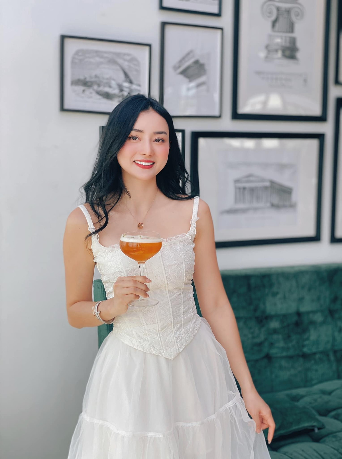 Vóc dáng quyến rũ của Angela Minh Châu làm ai nấy xuýt xoa vì vô cùng nuột nà.