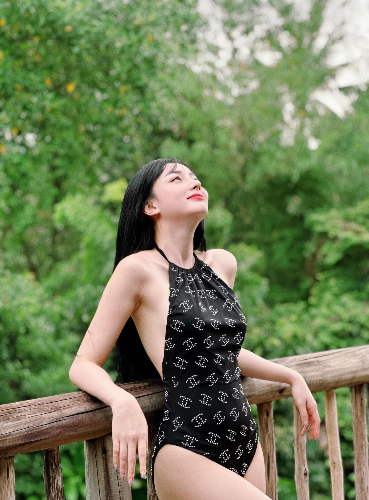 Được biết, gia đình chồng Angela Chu xứ chùa Vàng đều là những doanh nhân có tiếng. Vậy nên khi làm dâu nhà giàu, hot girl Việt khiến chị em ao ước bởi cuộc sống giàu sang, phú quý.