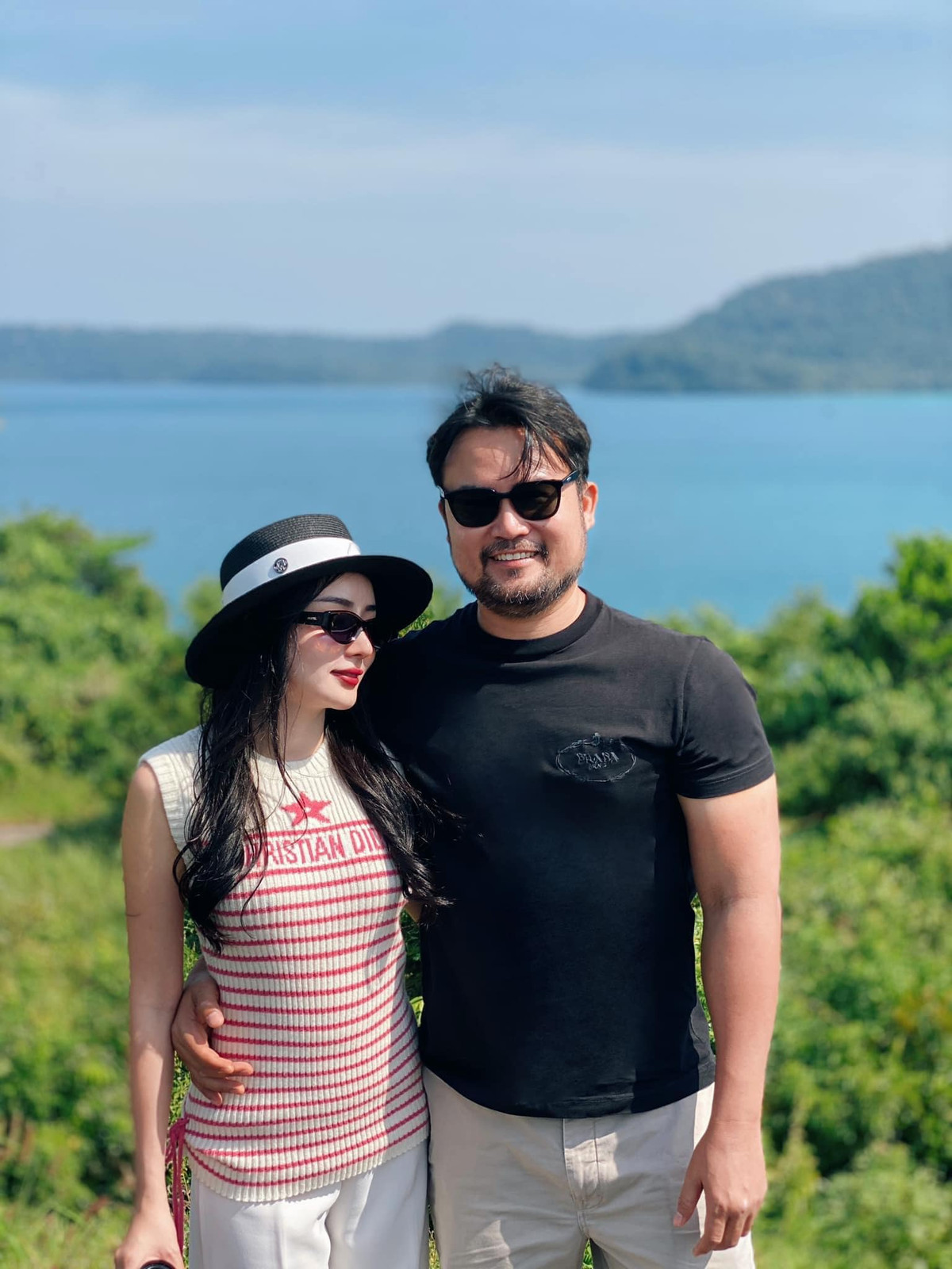 Trên trang cá nhân của Angela, ngập tràn những hình ảnh cô đi nghỉ dưỡng, du hí bên chồng khắp nơi trên thế giới.