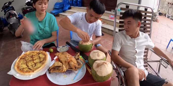 Trong đoạn, Hưng đã lấy trộm tiền trong heo đất của em trai và em gái của mình, sau đó dùng số tiền trộm được mua nước dừa, pizza về cho các em ăn.