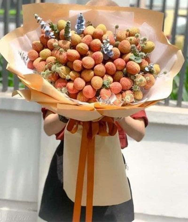 Và không chỉ cắm những chùm quả vải tươi vào bình tạo thành lọ hoa độc đáo. Cư dân mạng còn có sức sáng tạo vô cùng khi tạo nên một bó hoa đẹp và duyên dáng cũng từ những quả vải tươi. Ảnh: Hoa Vily