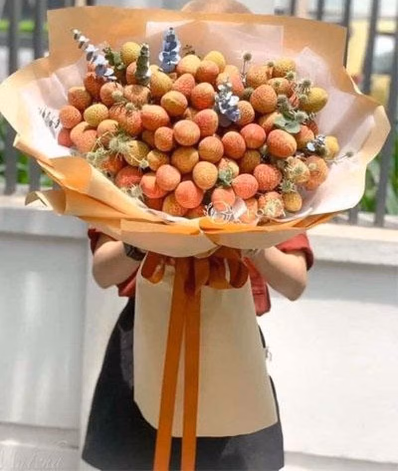 Và không chỉ cắm những chùm quả vải tươi vào bình tạo thành lọ hoa độc đáo. Cư dân mạng còn có sức sáng tạo vô cùng khi tạo nên một bó hoa đẹp và duyên dáng cũng từ những quả vải tươi. Ảnh: Hoa Vily