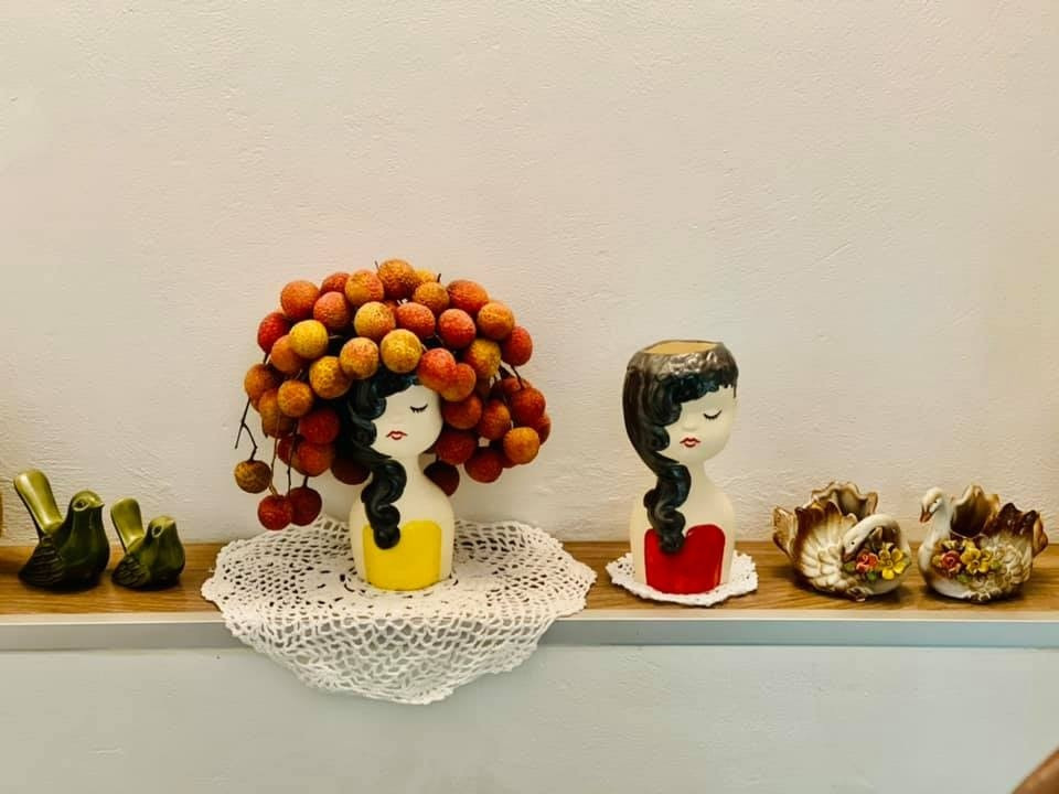 Nhiều người thích thú với ý tưởng độc đáo, sáng tạo khi dùng chính chùm vải tươi để cắm vào lọ hoa trang trí. Ảnh: Tú Linh