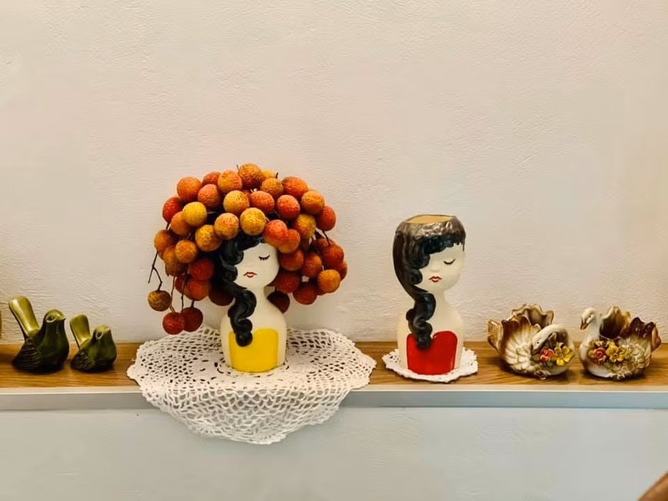 Nhiều người thích thú với ý tưởng độc đáo, sáng tạo khi dùng chính chùm vải tươi để cắm vào lọ hoa trang trí. Ảnh: Tú Linh