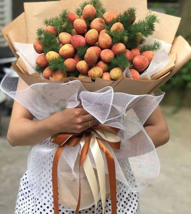 Netizen còn đùa vui rằng, dùng vải thiều cắm hoa đến khi chán lại đem ra ăn, một công đôi việc chỉ có ở mùa vải thiều. Ảnh: Hoa Vily