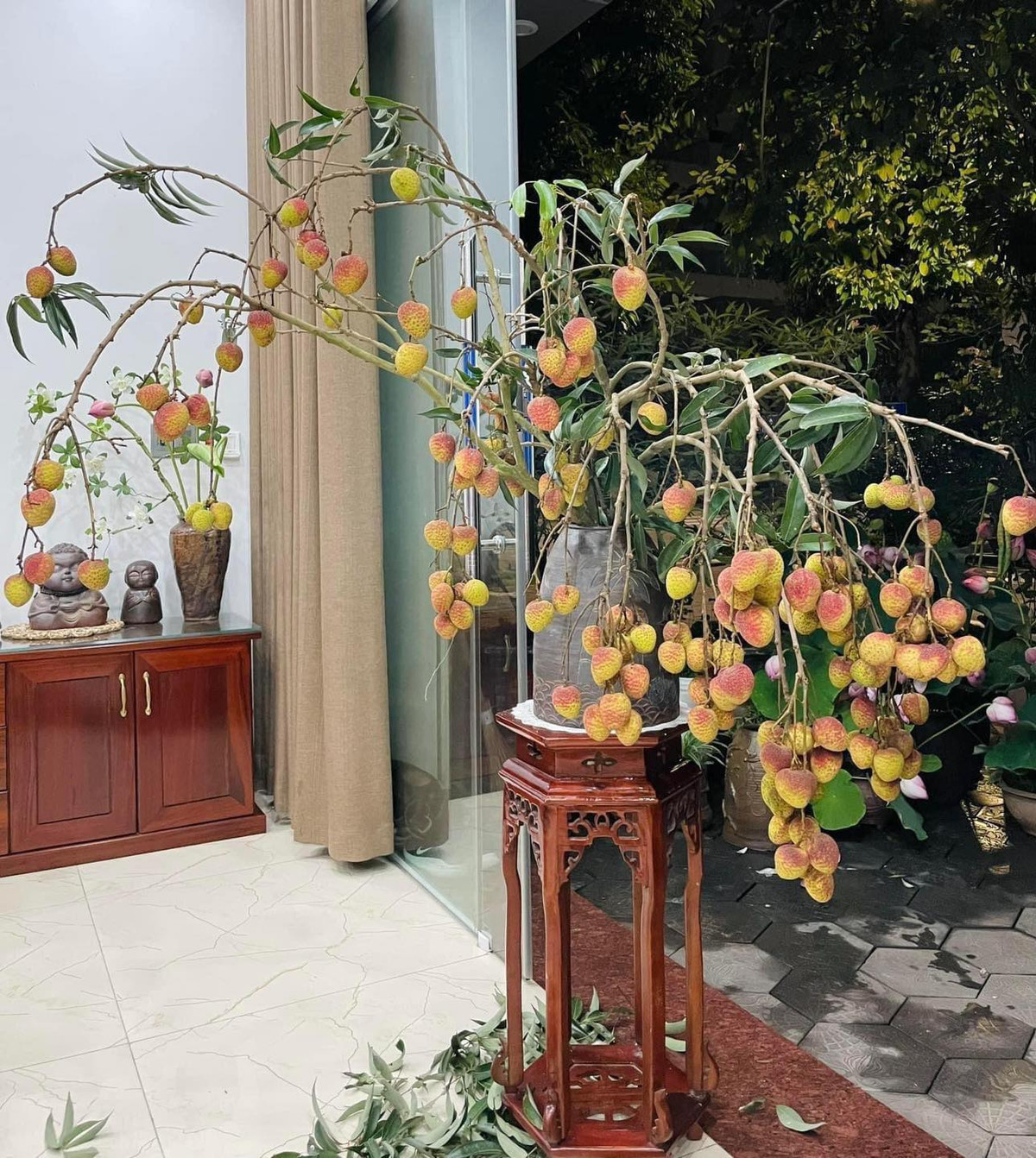 Cùng với đó, nhiều người còn nghĩ ra những cách tận dụng quả vải vô cùng thú vị như tạo thành các món ăn mới lạ, hấp dẫn hơn, hay thậm chí là mang vải đi làm... bình hoa trang trí nhà cửa như thế này. Ảnh: Bắc Giang 24H