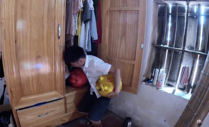 Trong đoạn, Hưng đã lấy trộm tiền trong heo đất của em trai và em gái của mình, sau đó dùng số tiền trộm được mua nước dừa, pizza về cho các em ăn. Netizen cho rằng nam Youtuber không khác gì dạy hư trẻ con.