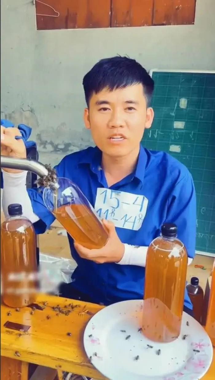 Trong các buổi livestream, Hưng Vlog vừa chiết mật ong từ thùng inox lớn vào chai nhựa 1 lít vừa quảng cáo và cam kết về chất lượng mật ong mình bán. Anh còn quay cả đàn ong mật vo ve xung quanh và đậu ngay chỗ vòi bơm mật để chứng minh chất lượng mật ong của mình bán.