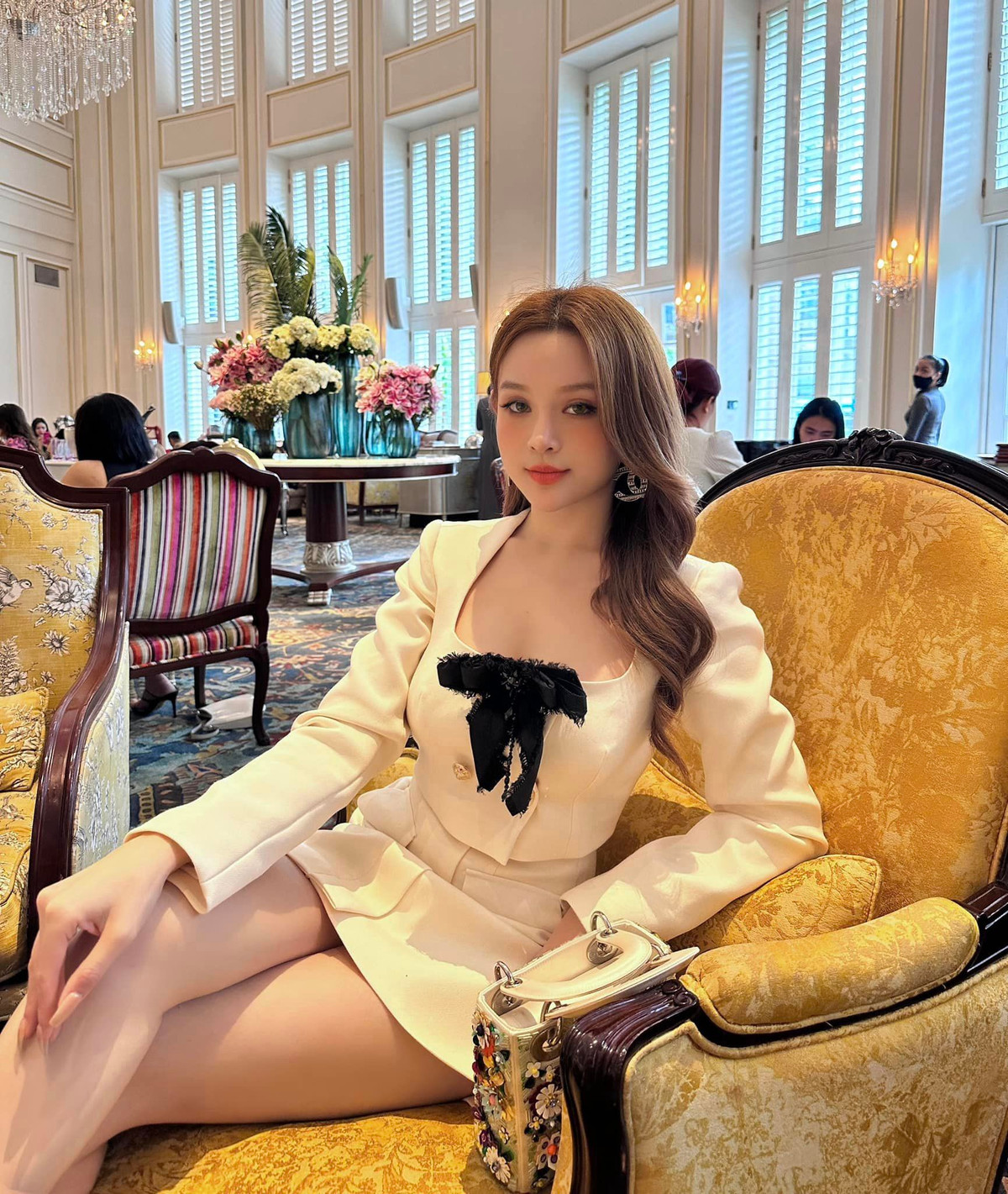 Có cuộc sống ngập trong nhung lụa, được chồng đại gia cưng nhiều như trứng mỏng nên nhan sắc của bà mẹ 2 con ngày càng mặn mà. Ảnh: FBNV