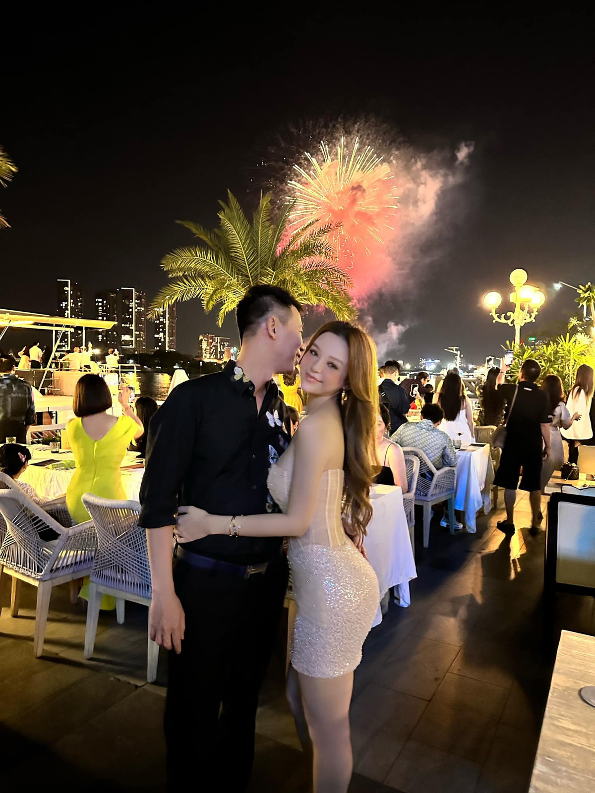 Bên cạnh đó có người còn mạnh dạn dự đoán số tiền mà Quang Huy sẽ cho vợ: “Bữa 24 tỷ rồi, lần này em thẳng thắn đề nghị 30 tỷ cho chẵn số nhé!”.