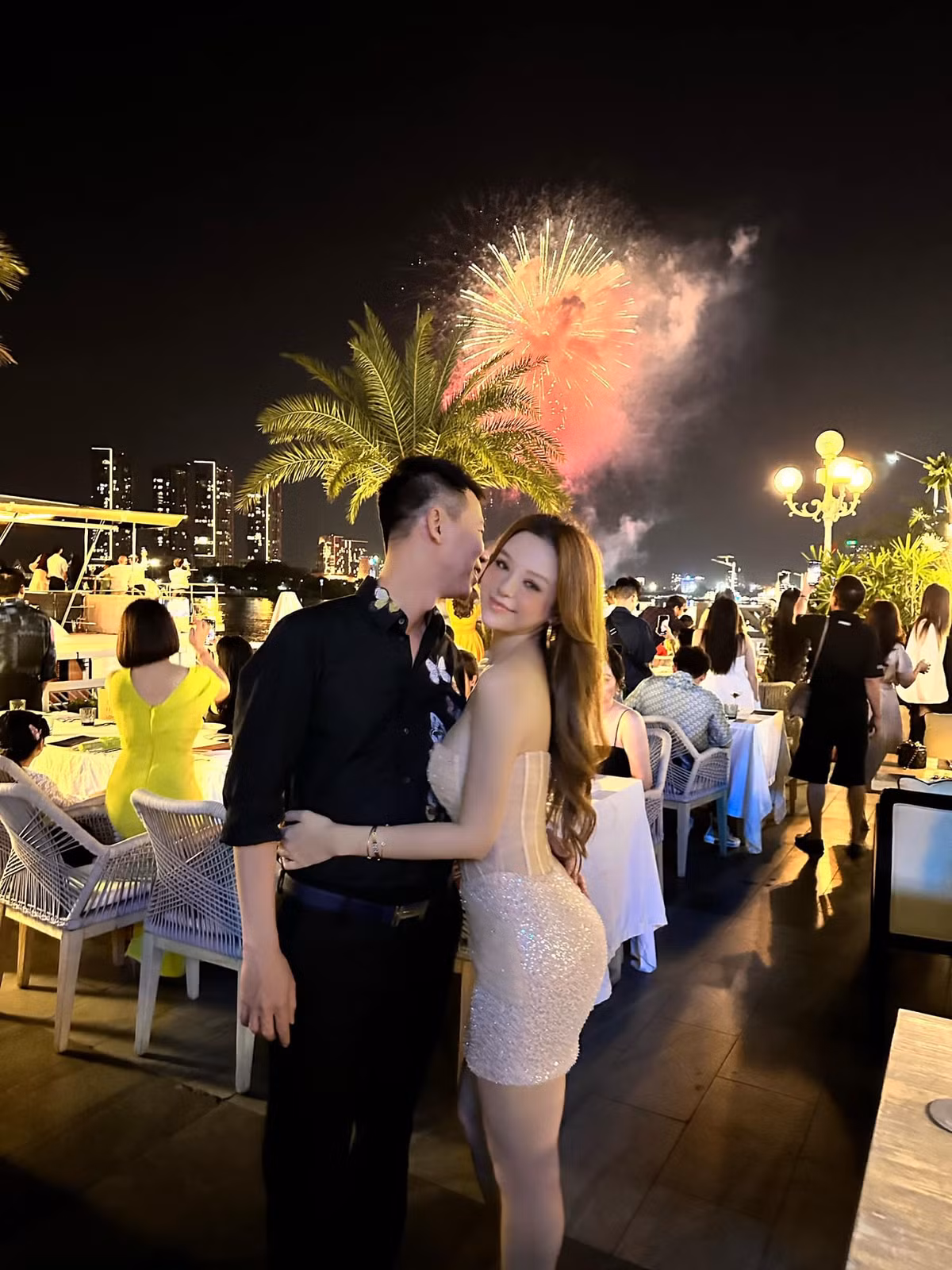 Bên cạnh đó có người còn mạnh dạn dự đoán số tiền mà Quang Huy sẽ cho vợ: “Bữa 24 tỷ rồi, lần này em thẳng thắn đề nghị 30 tỷ cho chẵn số nhé!”.