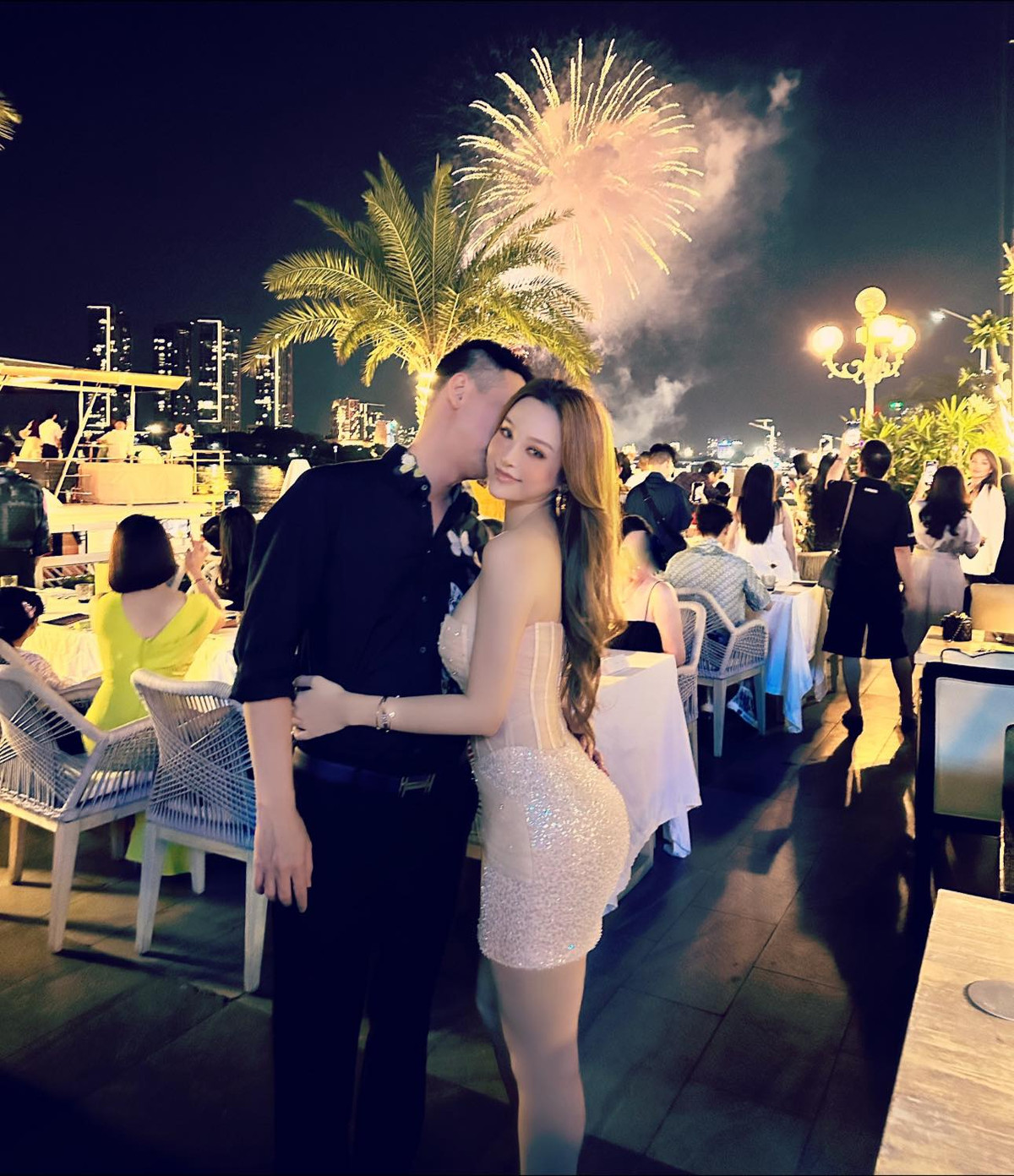 Mới nhất, hot girl đời đầu này đăng tải một khoảnh khắc hẹn hò ngày lễ của hai vợ chồng và viết: “Thì thầm vào tai em: ‘Mai anh cho tiền nhé’. Tự dưng thấy anh đẹp trai thế!”.