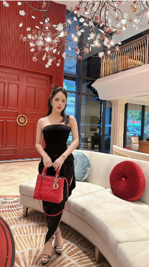 Bạch Lan Phương cho rằng cô tự tin hơn với nhan sắc ngoài đời hơn là khi lọt ống kính máy quay. “Đại đa số là mình không ăn hình. May mắn thì thỉnh thoảng ok giống bên ngoài chứ chưa từng mong được đẹp hơn bên ngoài”, bạn gái hot boy Huỳnh Anh bày tỏ.