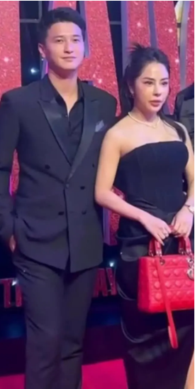 Ngoài ra, cựu MC Bạch Lan Phương cũng thả like với nhiều bình luận cho rằng diện mạo ở ngoài đẹp hơn, cuốn hút hơn.