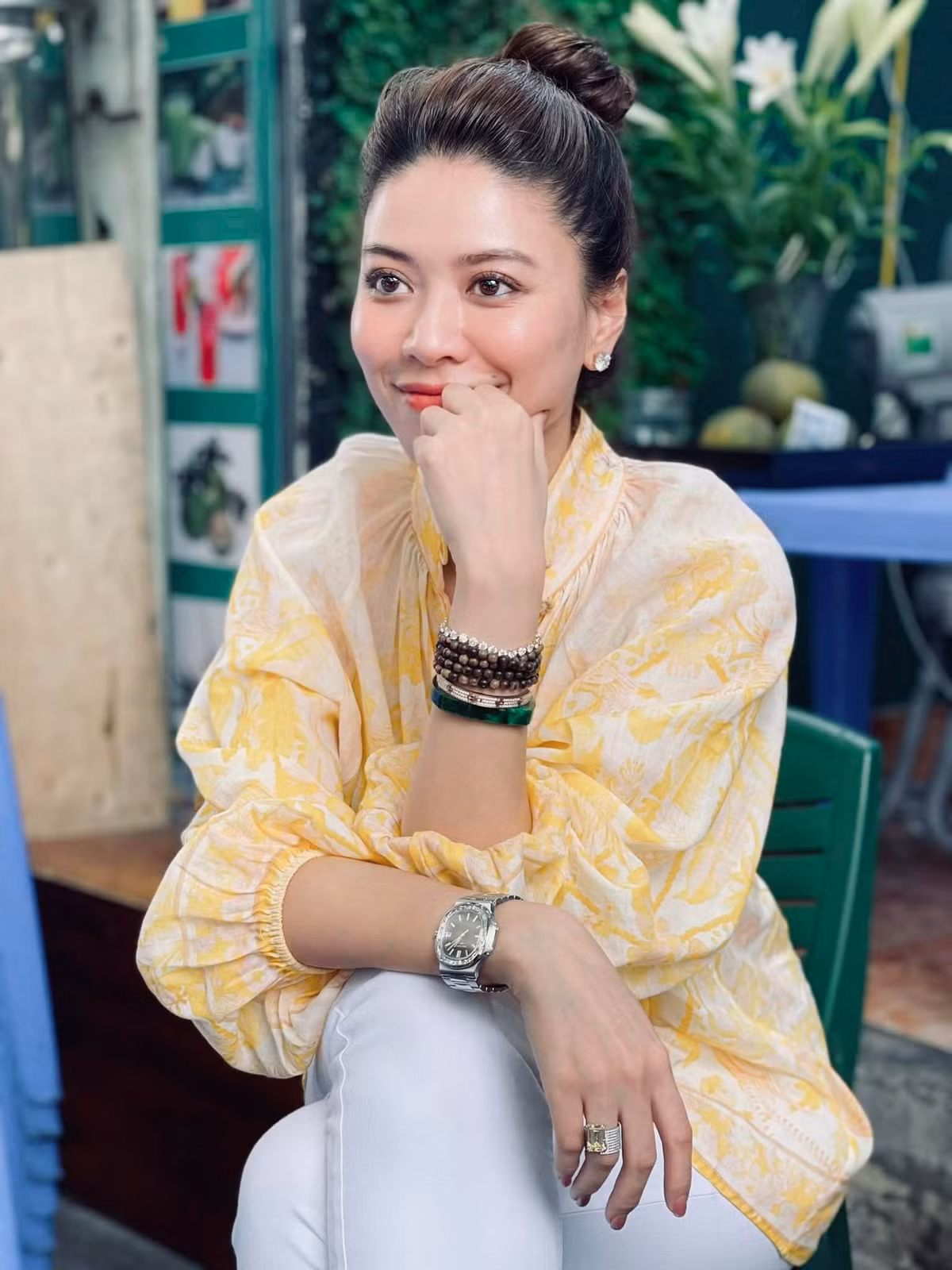 Bên cạnh lối dẫn dắt lôi cuốn trên sóng truyền hình, Dương Ngọc Trinh còn làm nhiều người trầm trồ bởi phong cách thời trang "toát mùi tiền".