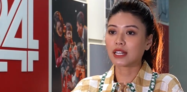 Cụ thể, trong một chương trình về tài chính, nữ MC sinh năm 1986 đã có những chia sẻ về việc mua sắm hàng hiệu và cách chi tiêu cho khoản thời trang của mình. Ảnh: Cắt ra từ clip