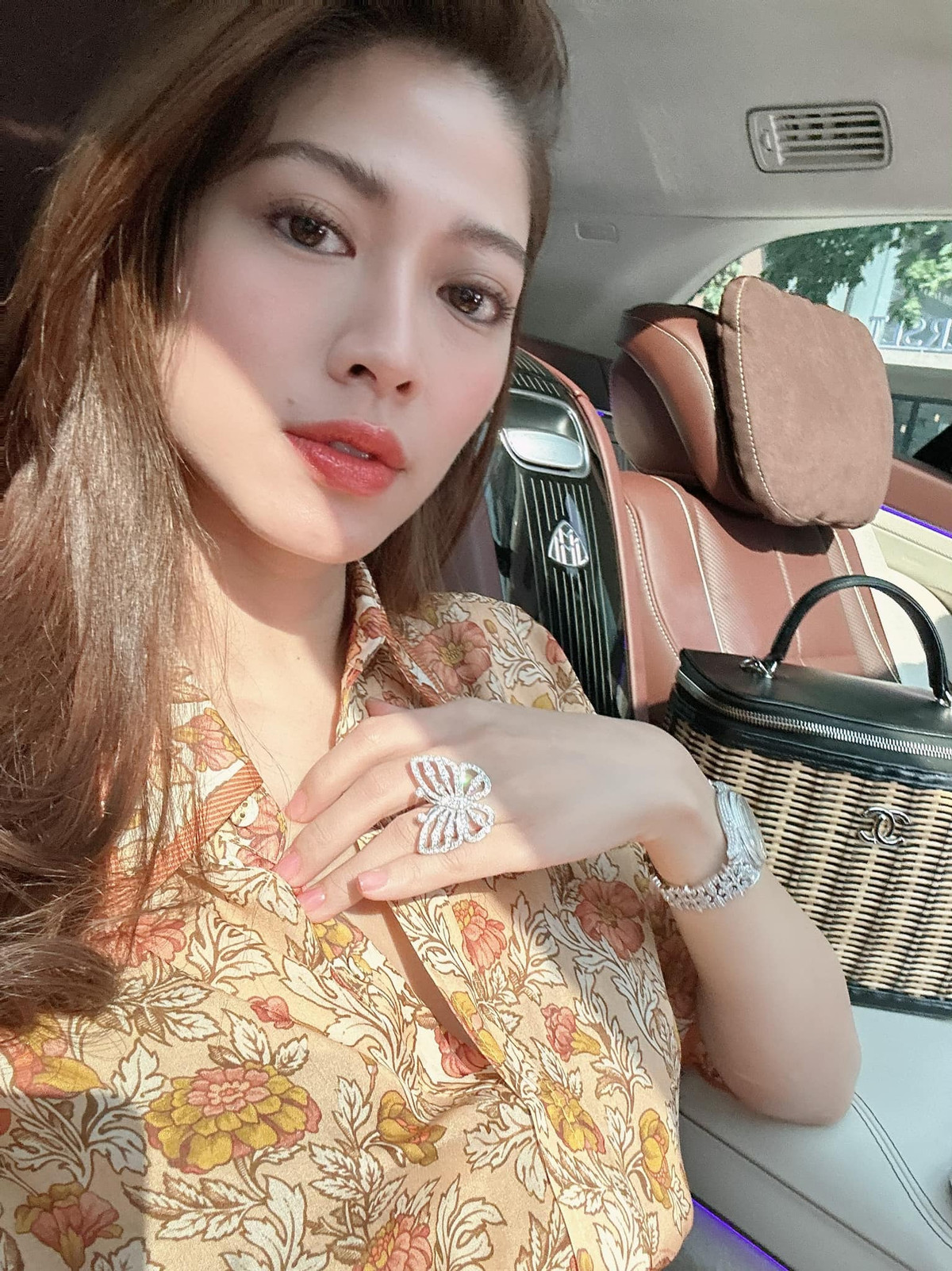 Cô luôn sợ bị cướp mất túi, cũng như cố gắng nhét đầy túi từ vật này đến vật khác.