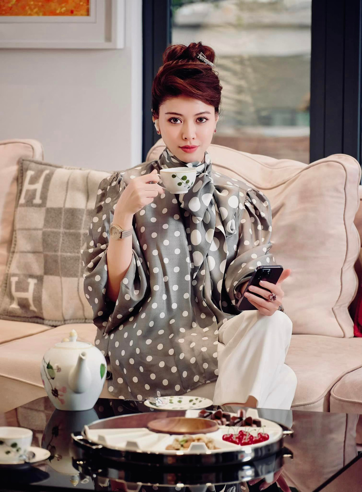 MC Ngọc Trinh cho biết cô từng cho rằng túi xách là một thứ không thể thiếu bên mình. Do đó, cô tự "hành hạ" bản thân bằng việc luôn cầm theo túi xách nặng khoảng 15kg.