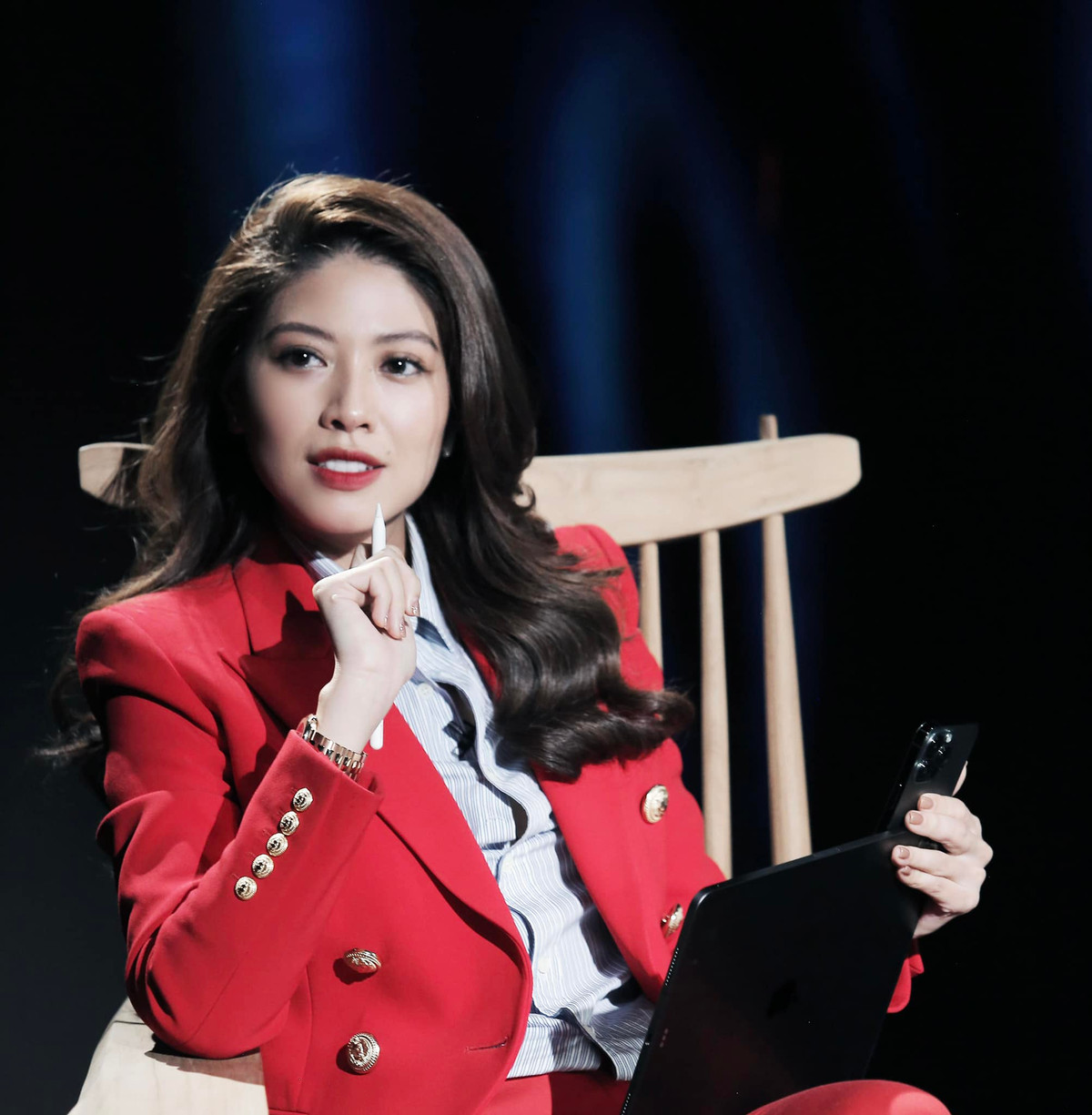 Khoảng thời gian trước đó, Ngọc Trinh làm bao người trầm trồ khi "dát" những món đồ hàng hiệu cực xa xỉ mỗi khi xuất hiện.