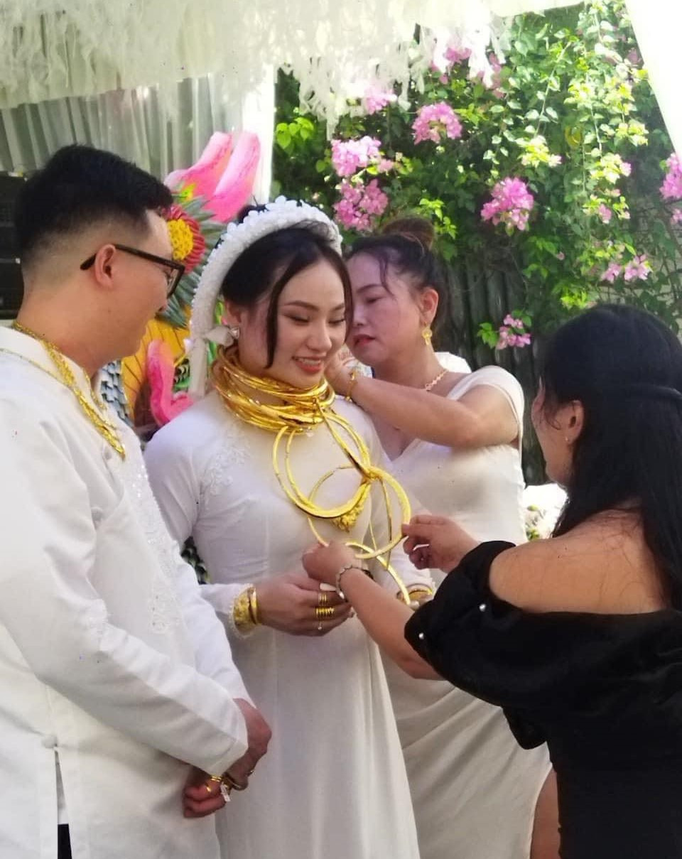 Sau 2 năm yêu nhau, cả 2 quyết định tiến tới hôn nhân. Trong lễ nạp tài ngày 27/5, có rất đông họ hàng hai bên, người thân và bạn bè. Ảnh: Dân trí