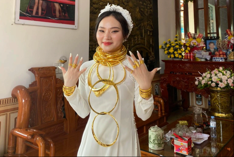 Chứng kiến hình ảnh cô dâu đeo vàng ngày cưới, cộng đồng mạng không khỏi sửng sốt. Ảnh: Dân trí