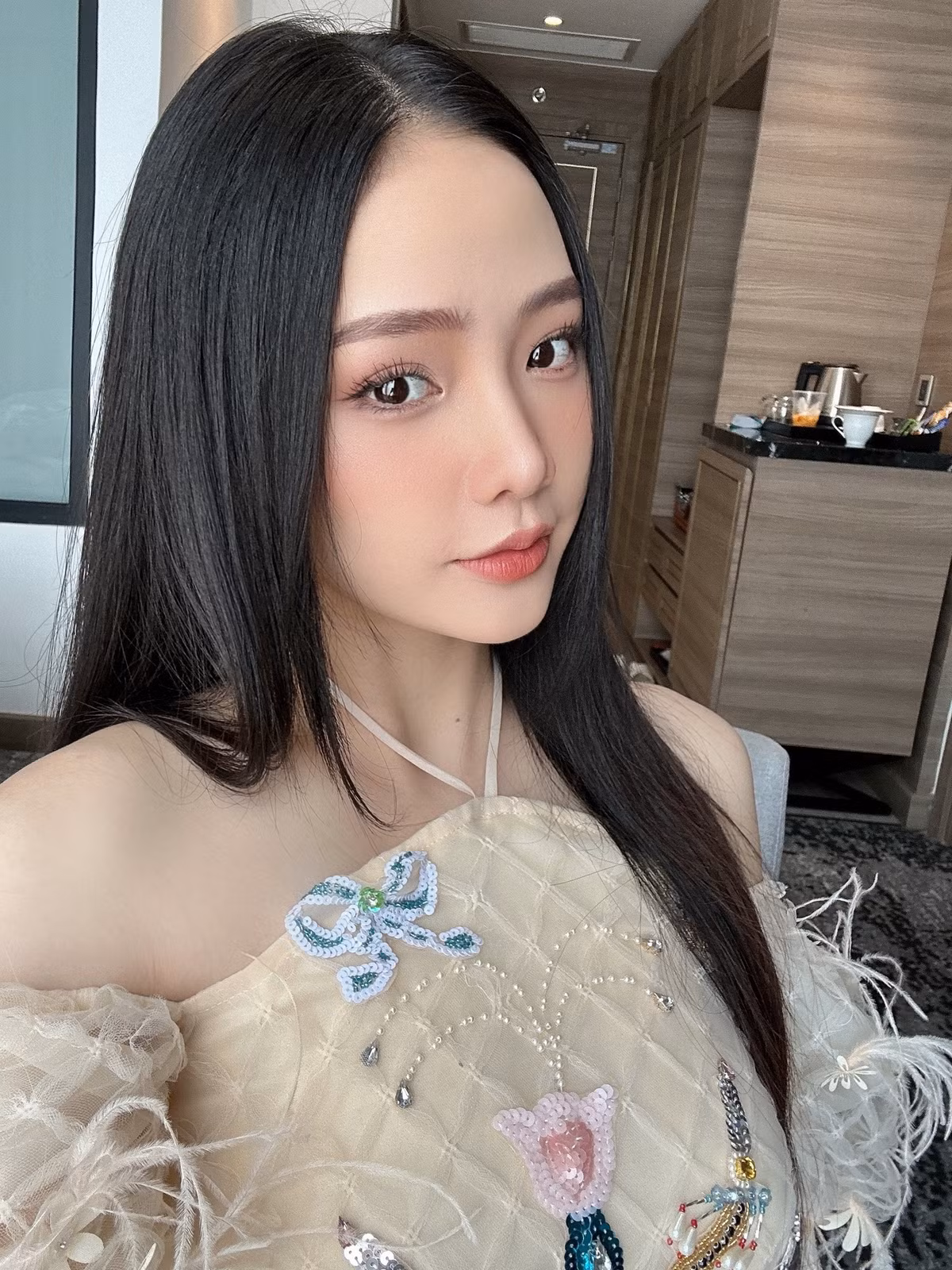 Cô nàng được biết đến là một trong những “hot girl vạn người mê” gây sốt cộng đồng mạng, thu hút rất nhiều lượt theo dõi.