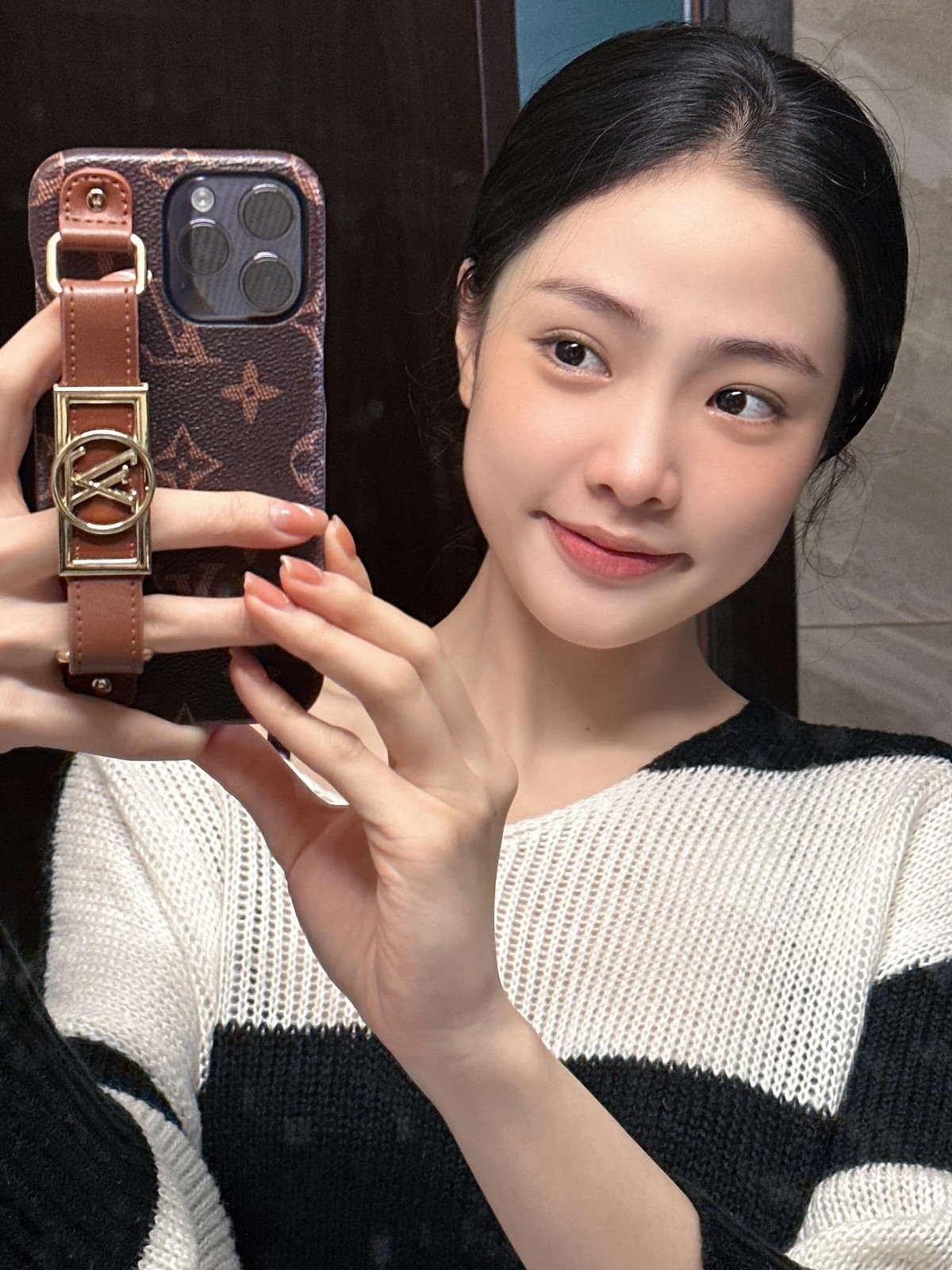 Mỗi bức ảnh đăng lên, cô nàng đều khiến đối phương phải mê mệt vì khuôn mặt ưa nhìn, đôi mắt biết cười, làn da trắng mịn.