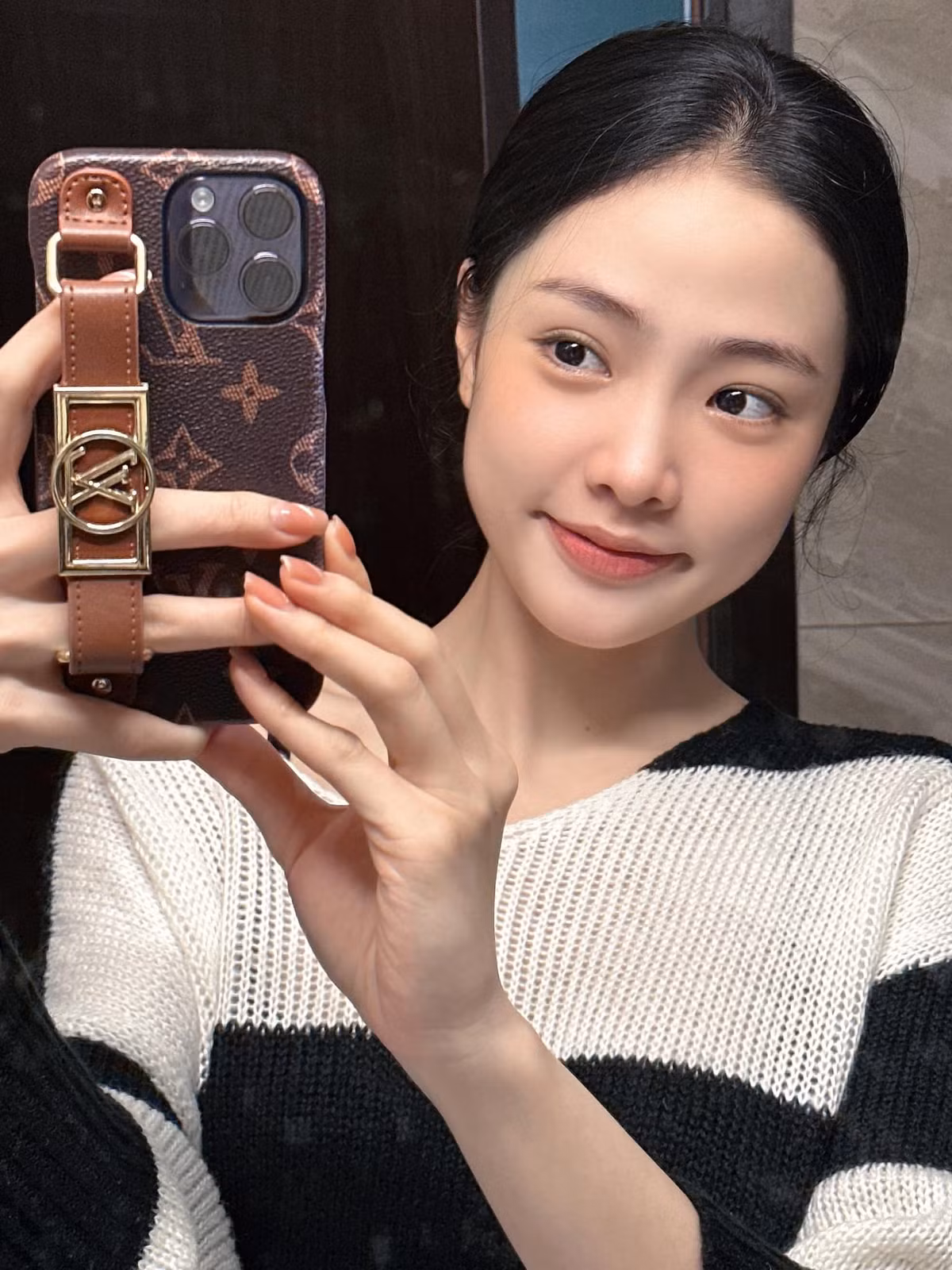 Mỗi bức ảnh đăng lên, cô nàng đều khiến đối phương phải mê mệt vì khuôn mặt ưa nhìn, đôi mắt biết cười, làn da trắng mịn.