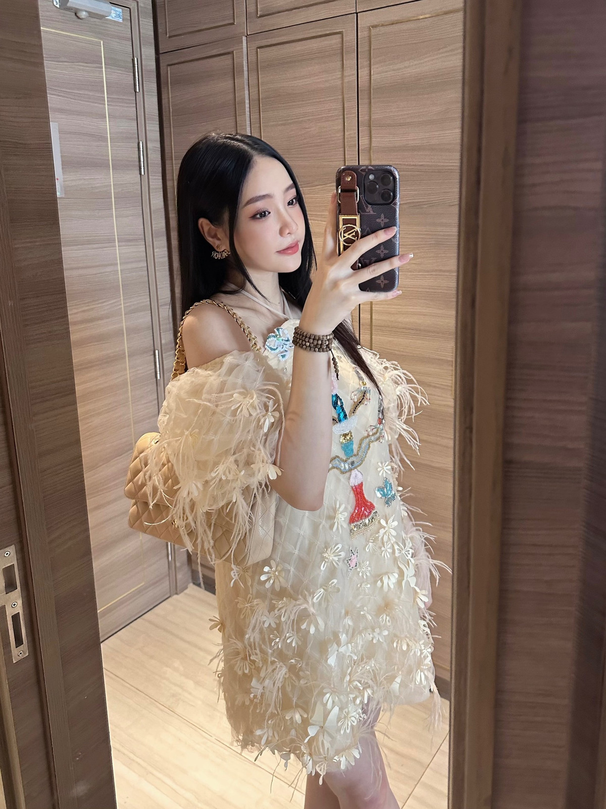 Khuôn mặt “thiên thần”, đôi mắt biết nói cùng ngoại hình cực “chuẩn” của người đẹp 10x đã thành công lấy đi bao “trái tim thổn thức”.