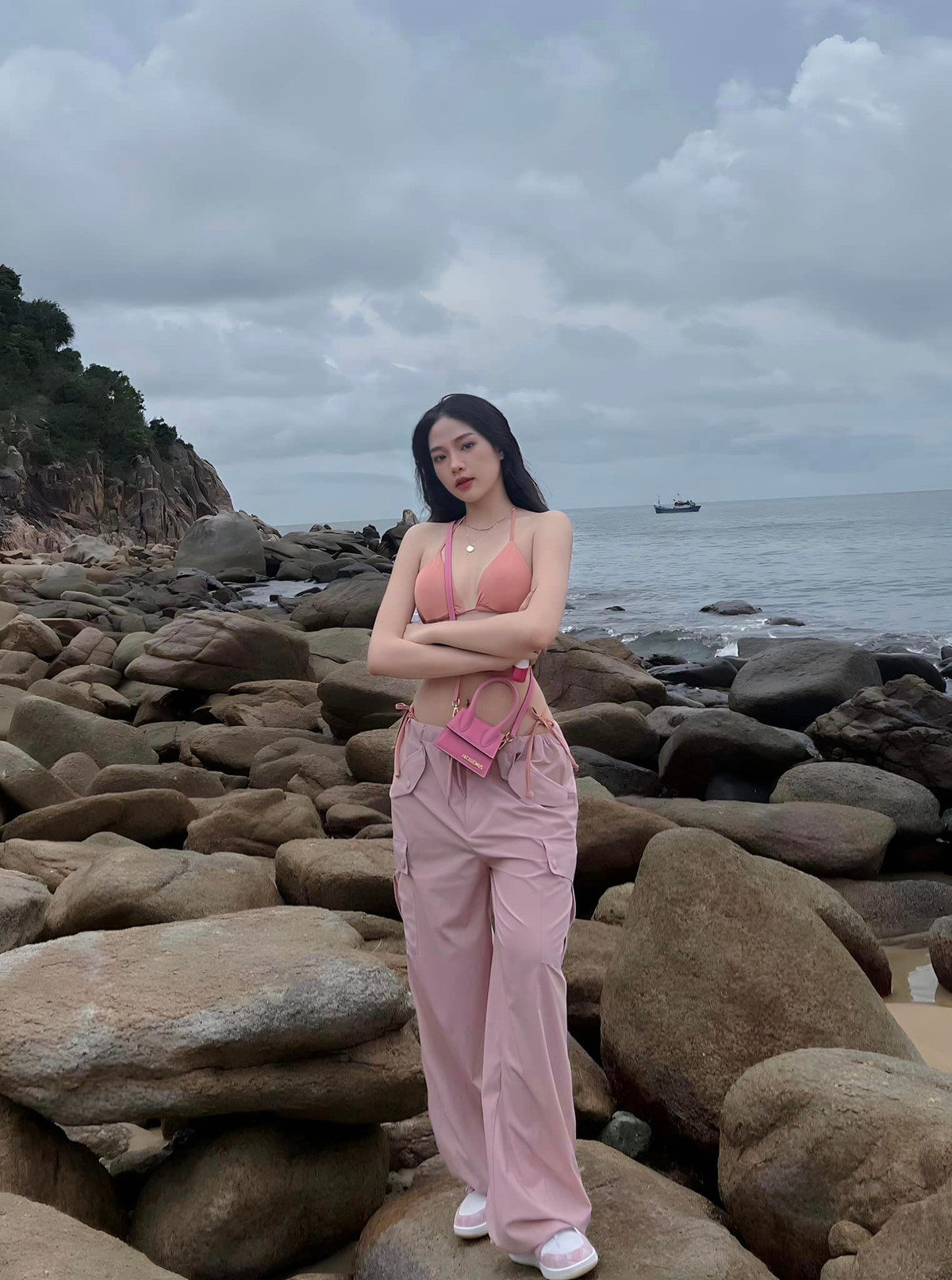 Sau khi nổi tiếng với bức ảnh áo dài, Châu Anh tiếp tục khiến dân tình "say như điếu đổ" với nhiều hình ảnh khác khoe thân hình cực nuột nà.