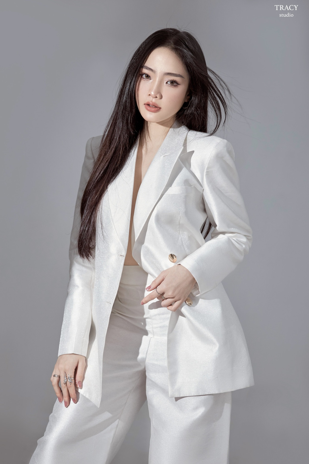 Châu Anh từng nổi đình đám với hình ảnh mặc áo dài thướt tha ngày nhập học, cũng từ đó mà tên tuổi của cô nàng gắn với cái tên "hot girl ảnh thẻ", "phủ sóng" khắp các fanpage lớn, nhỏ hiện nay.